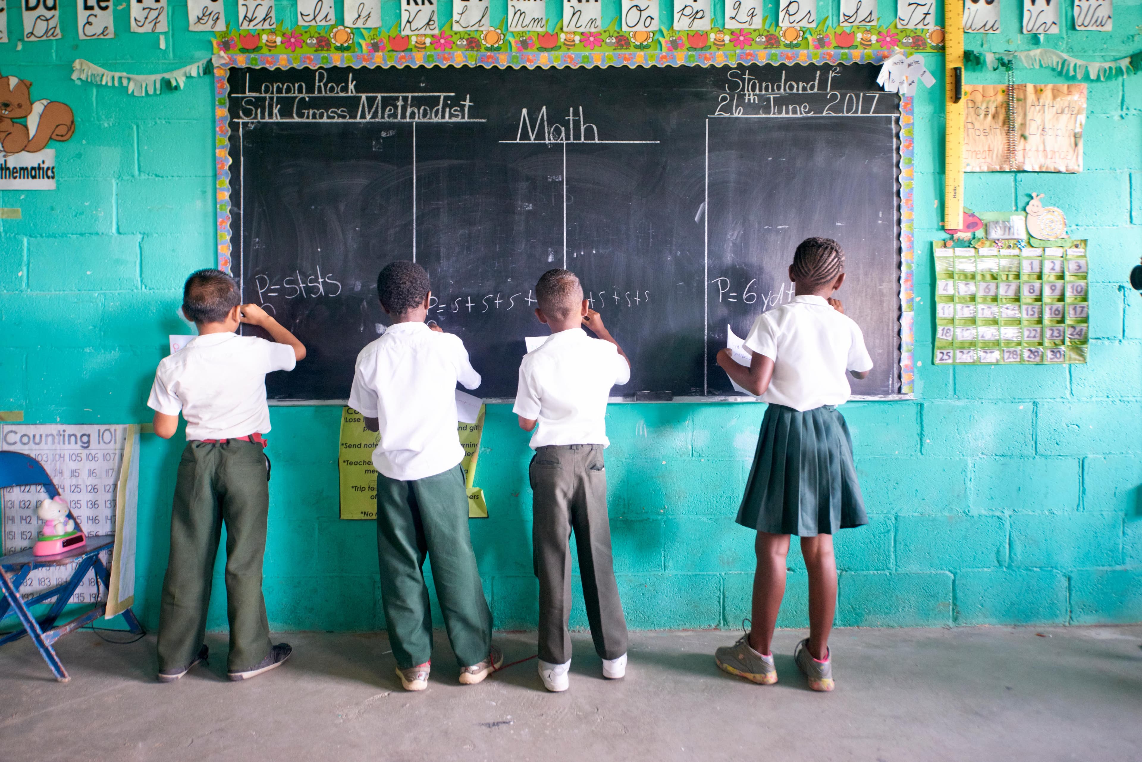 Niños en un aula durante una actividad educativa